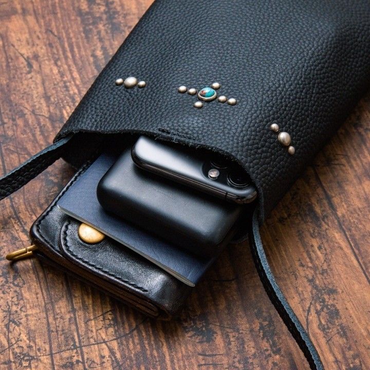 ハンドメイドスマホショルダーシボ革 フラワー ボディバッグ
