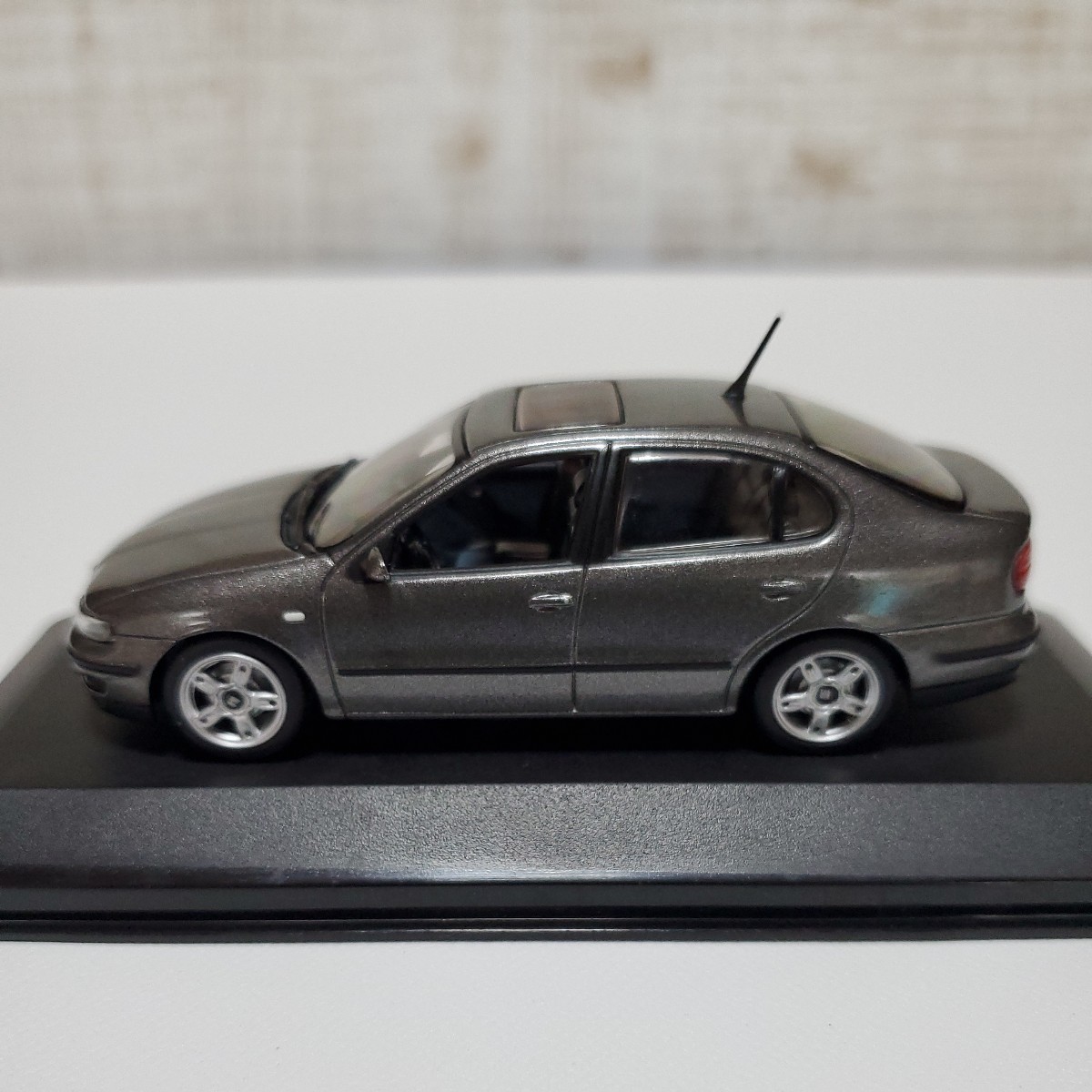 1/43 ミニチャンプス MINICHAMPS ミニカー/Seat Toledo Saloon 1999 Steel Grey/セアト トレド サルーン スティールグレー_画像1