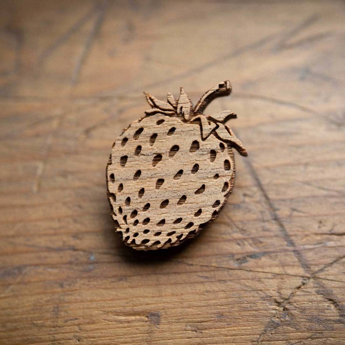 【木ｔｃｈ】クルミの木・ブローチ ストロベリー（strawberry）