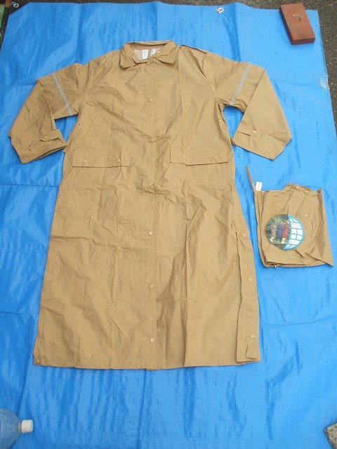 ノルウェー(軍)民間防衛隊,ナイロン生地レインコート,雨具,女性用,新品,size38(身長165cm,M寸),(全長122cm,身幅51cm,肩42cm),,(23-5-22-1)_前面、フードとベルトの付属品