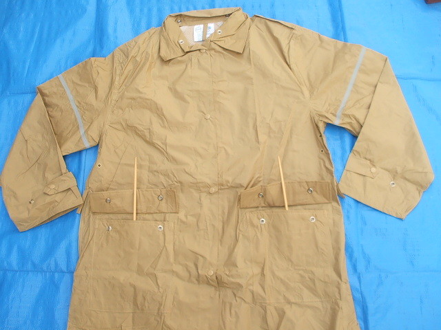 ノルウェー(軍)民間防衛隊,ナイロン生地レインコート,雨具,女性用,新品,size38(身長165cm,M寸),(全長122cm,身幅51cm,肩42cm),,(23-5-22-1)_両腕に反射ライン、左右にポケット