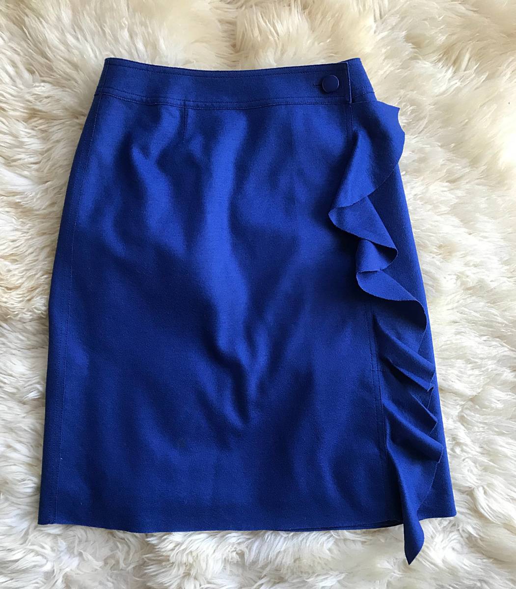 U by ungaroのロイヤルブルーの巻きスカート　サイドのフリルが上品で女性らしいスカート