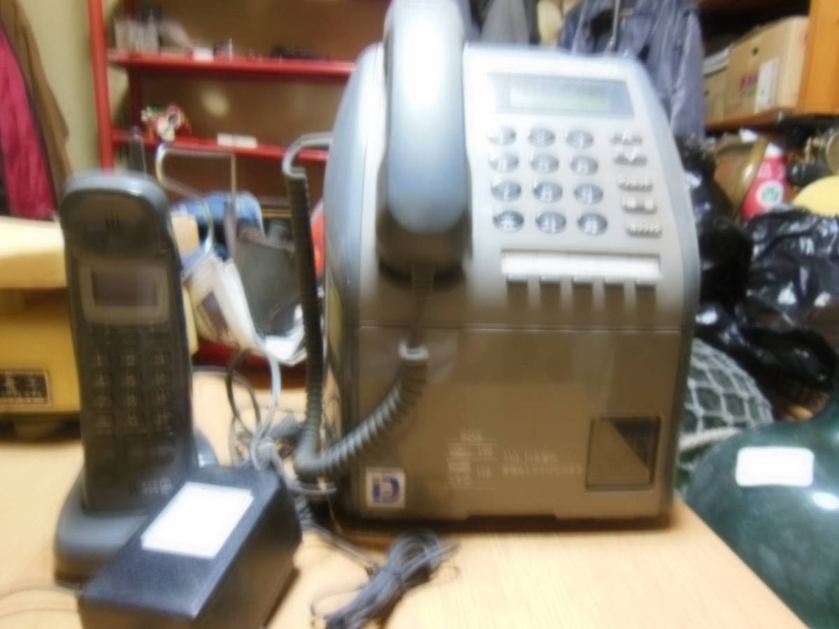 現状ーレトロな昔の公衆電話ー黒っぽい子機付きひびアり