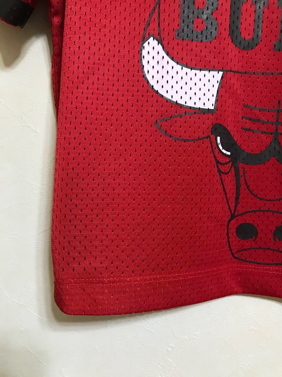 【良品】 NBA CHICAGO BULLS シカゴブルズ Vネック メッシュ ウェア Tシャツ オールドタイプ サイズS 半袖 レッド ショート丈 160/84A_画像9