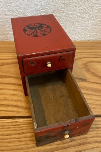アンティークレトロな小引き出し 漆器 朱色 漆塗りの2段 可愛い小さな