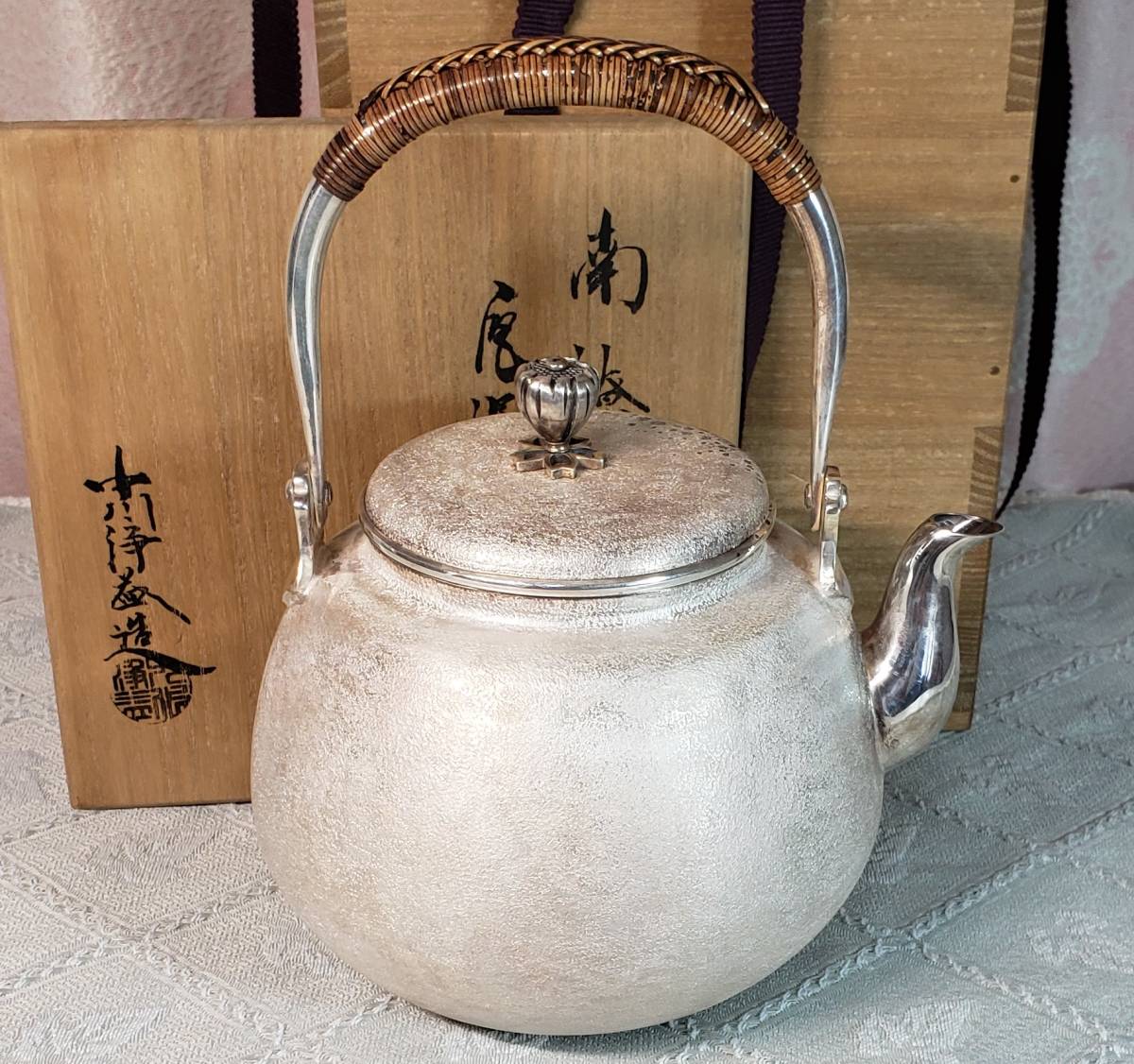 【大名品】◆中川浄益造 南鐐尾張形 純銀 鳴付銀瓶 520g 共箱◆検）鉄瓶 中川浄益 亀文堂 龍文堂 金寿堂 安之介 雨宮宗 北村静香 角谷一圭 _画像3