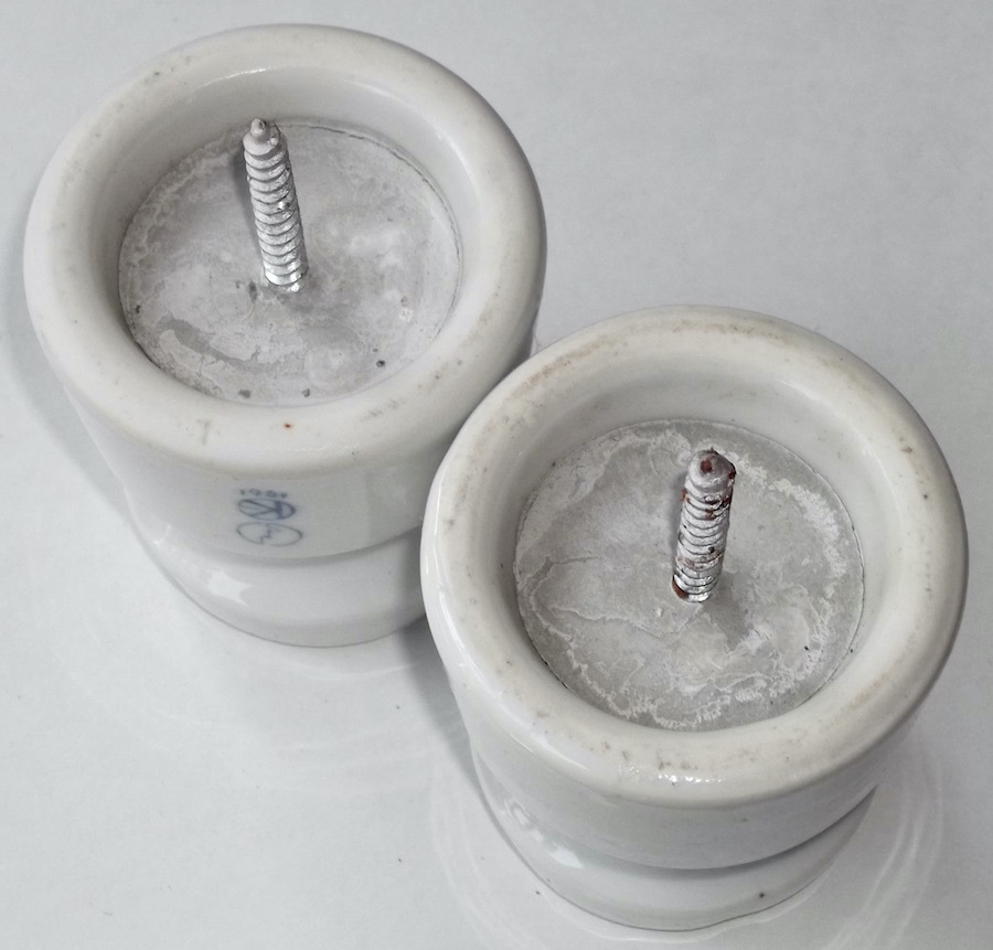 昭和 レトロ 古い 碍子 やや大きめ 2個 1961年 磁器 白磁 配電器具 古道具 電気 絶縁 古民家 時代 アンティーク