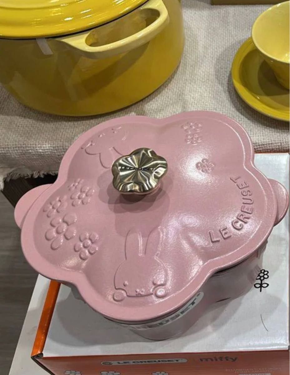 短期出品　ル・クルーゼ　ミッフィー　コラボ　ココット・フルール　花つまみ LE CREUSET 両手鍋