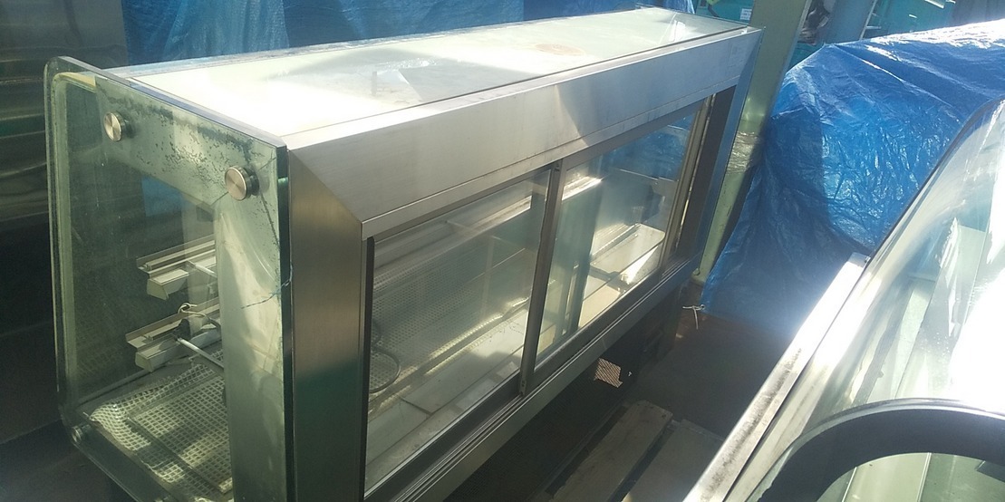 C2A【棚030413-1有】食品ケーキ 冷蔵ショーケース200V 側面の下の黒いヒーターカバーにひび有り_画像6