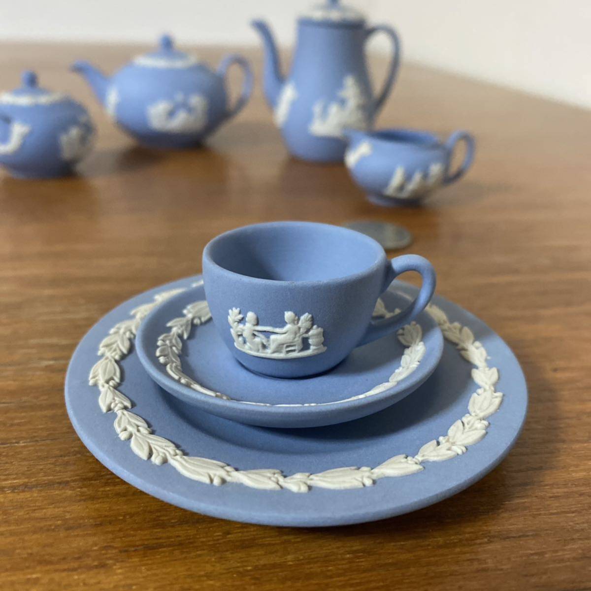 ウェッジウッド ミニチュア　ブルー　ジャスパー　ティー　コーヒー　セット　WEDGWOOD ティーセット カップ&ソーサー ドールハウス_画像2