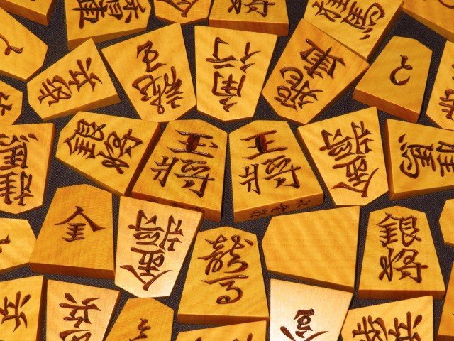 △雅峰作水無瀬島黄楊虎斑彫将棋駒△桐平箱 amaromotos.com.br