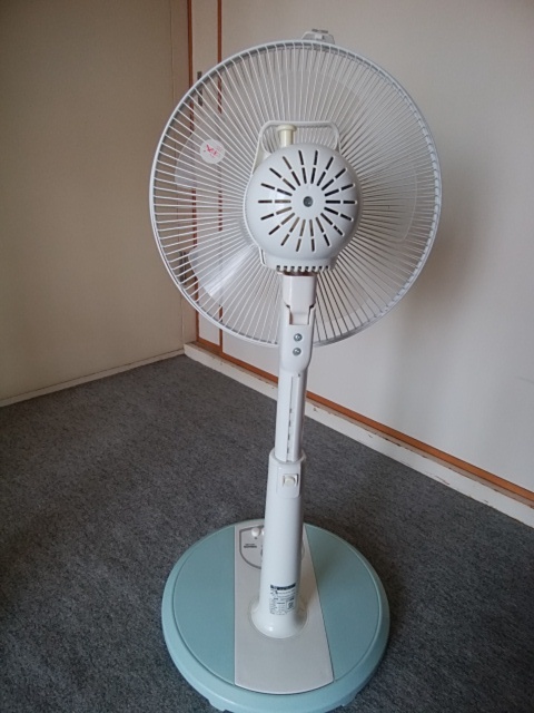 扇風機　YAMAZEN　2011年製　札幌市中央区での手渡し限定　高さ約８４ｃｍ（最も高くした状態）、上部の枠の直径は約３６ｃｍ　_画像4