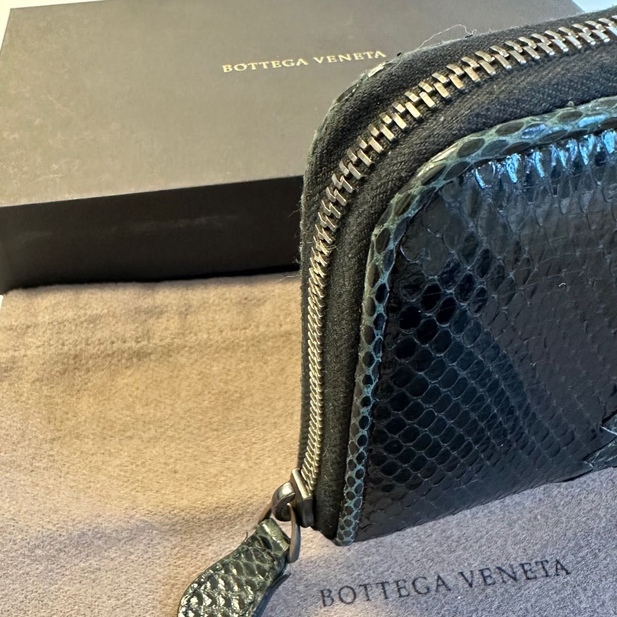 新品同様！　ボッテガヴェネタ BOTTEGA VENETA パイソン　長財布　イントレッチオ　インペラトーレ　ラウンドファスナー