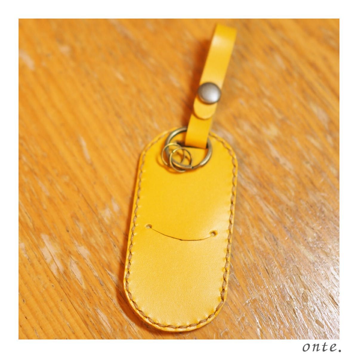 【ﾊﾝﾄﾞﾒｲﾄﾞﾚｻﾞｰｸﾗﾌﾄ #50】スムースレザーキーケース l smile l yellow 