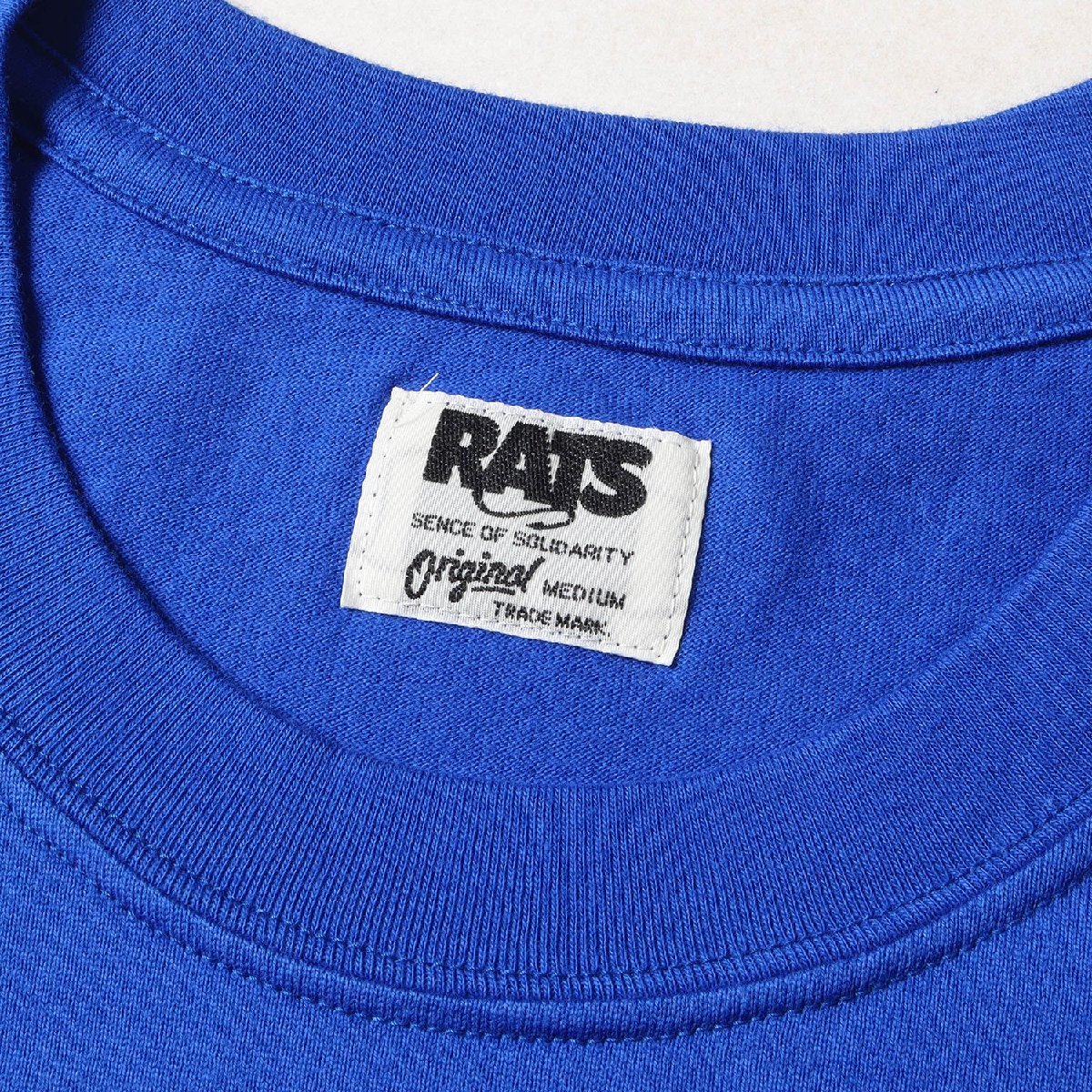 新品 RATS ラッツ Tシャツ サイズ:M 22SS BLACK AND YELLOWロゴ クルーネックTシャツ SHADOW TEE ブルー トップス カットソー 半袖_画像3