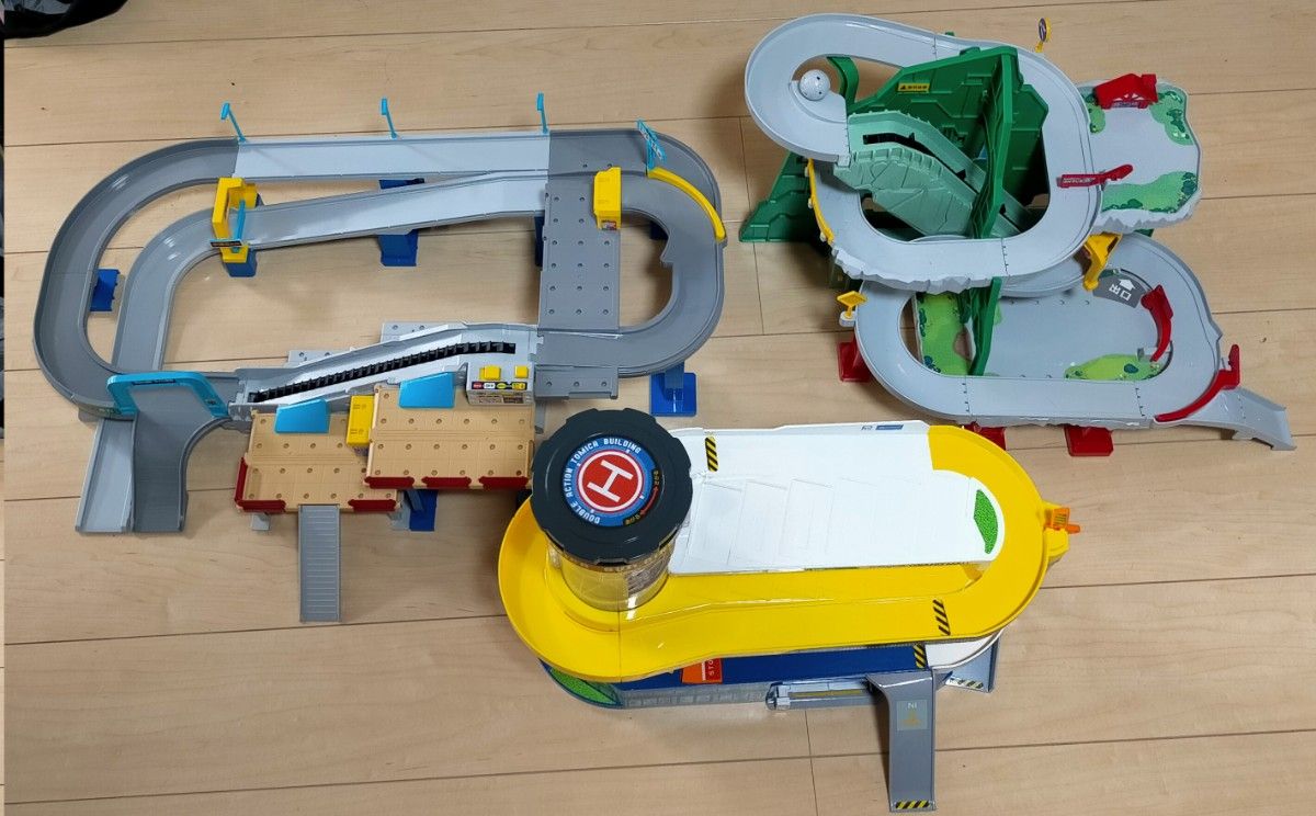 【中古】タカラトミー トミカワールド 3点セット(連結可能)「Wアクション」、「高速どうろ」、「やまのぼりドライブ」