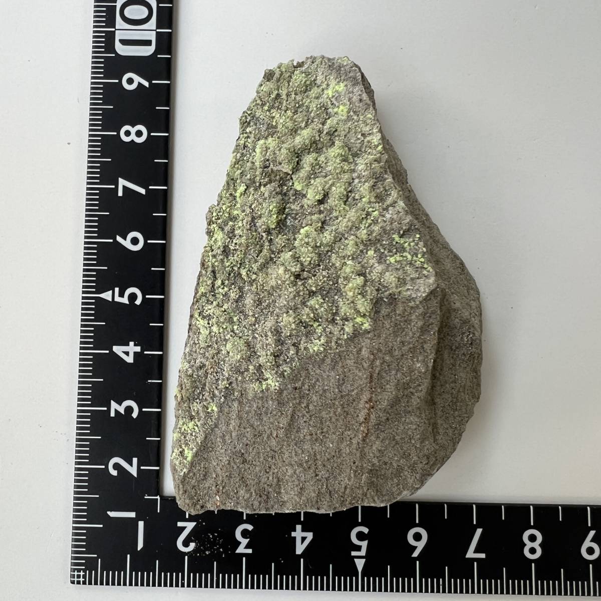 【E21057】アンダーソン石 蛍光鉱物 二酸化ウラニウム 鉱物 原石 天然石_画像2