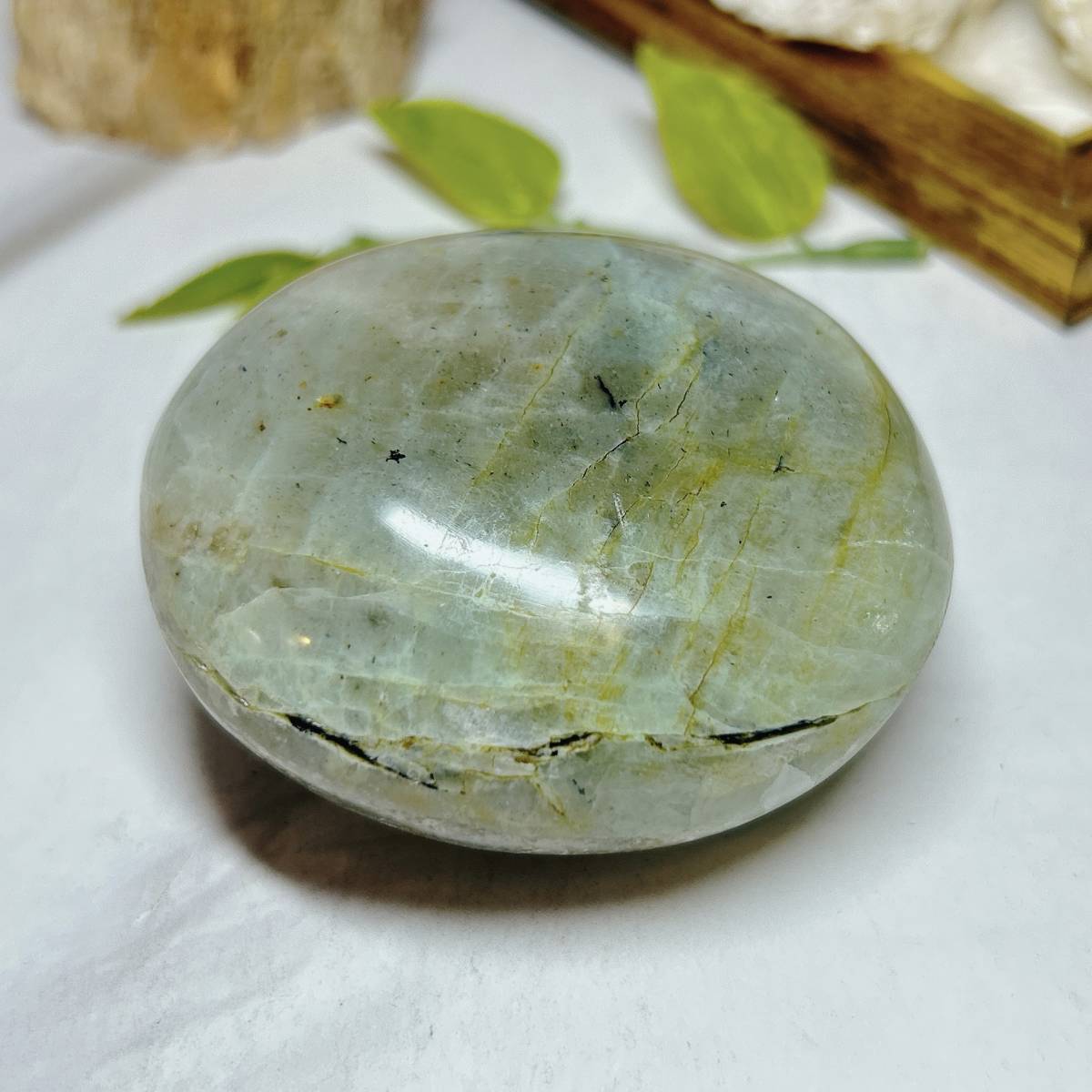 [E5909] Зеленый лунный камень * Мадагаскар * Зеленый лунный камень
