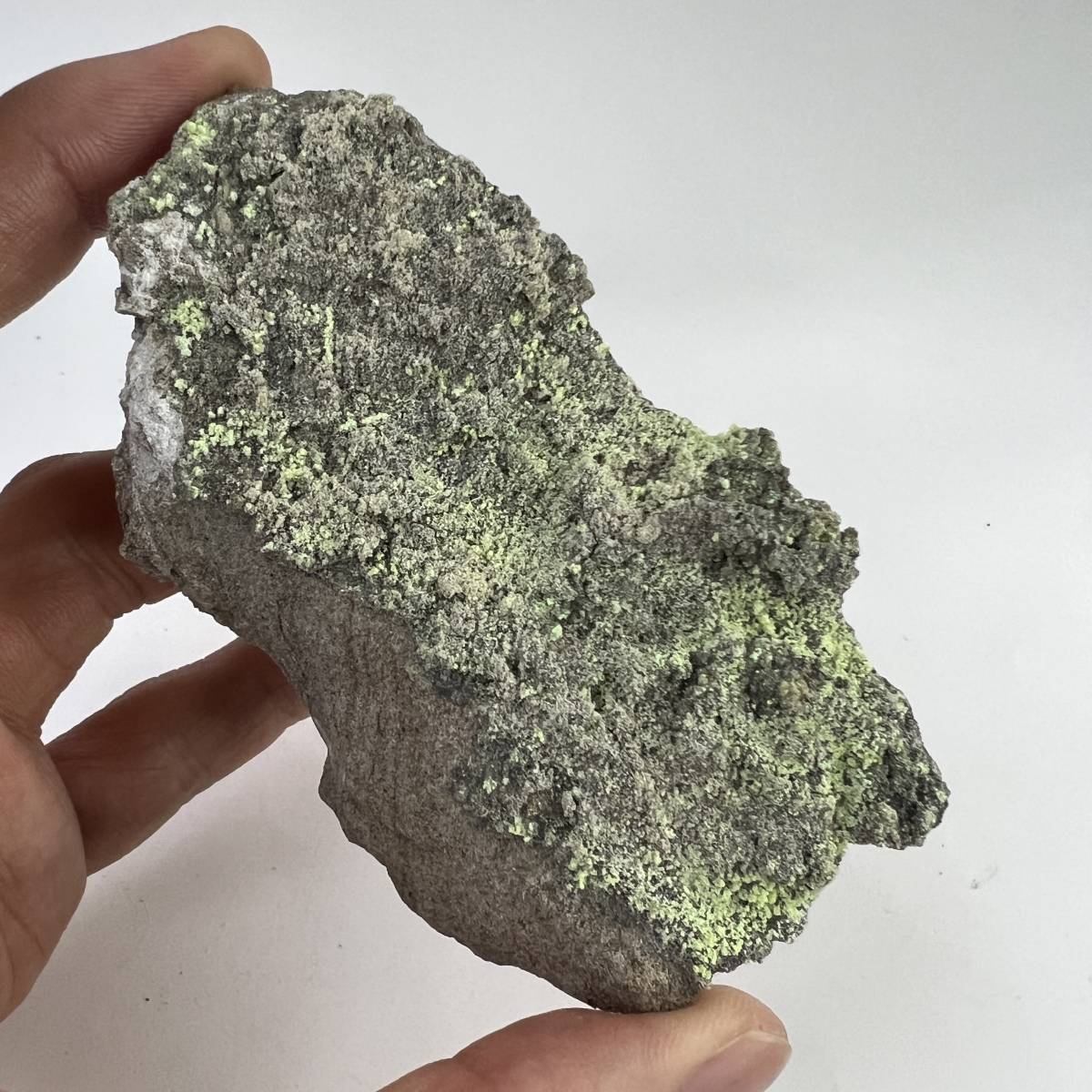 【E21111】アンダーソン石 蛍光鉱物 二酸化ウラニウム 鉱物 原石 天然石_画像3