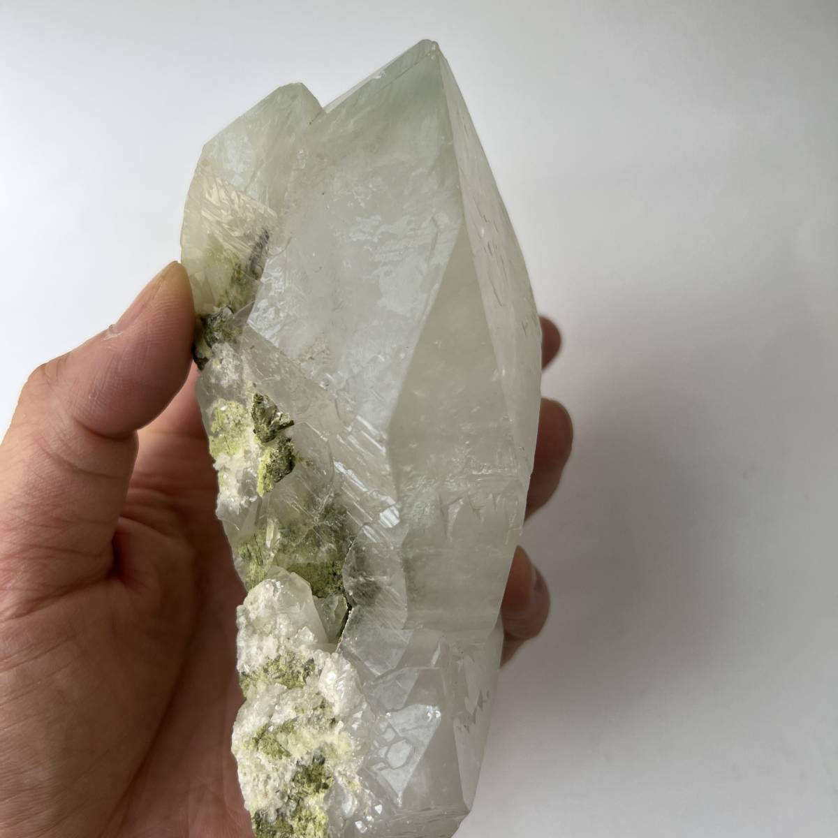 【E21150】緑簾石を伴う水晶　グリーンクォーツ　原石　エピドート　マダガスカル産_画像4