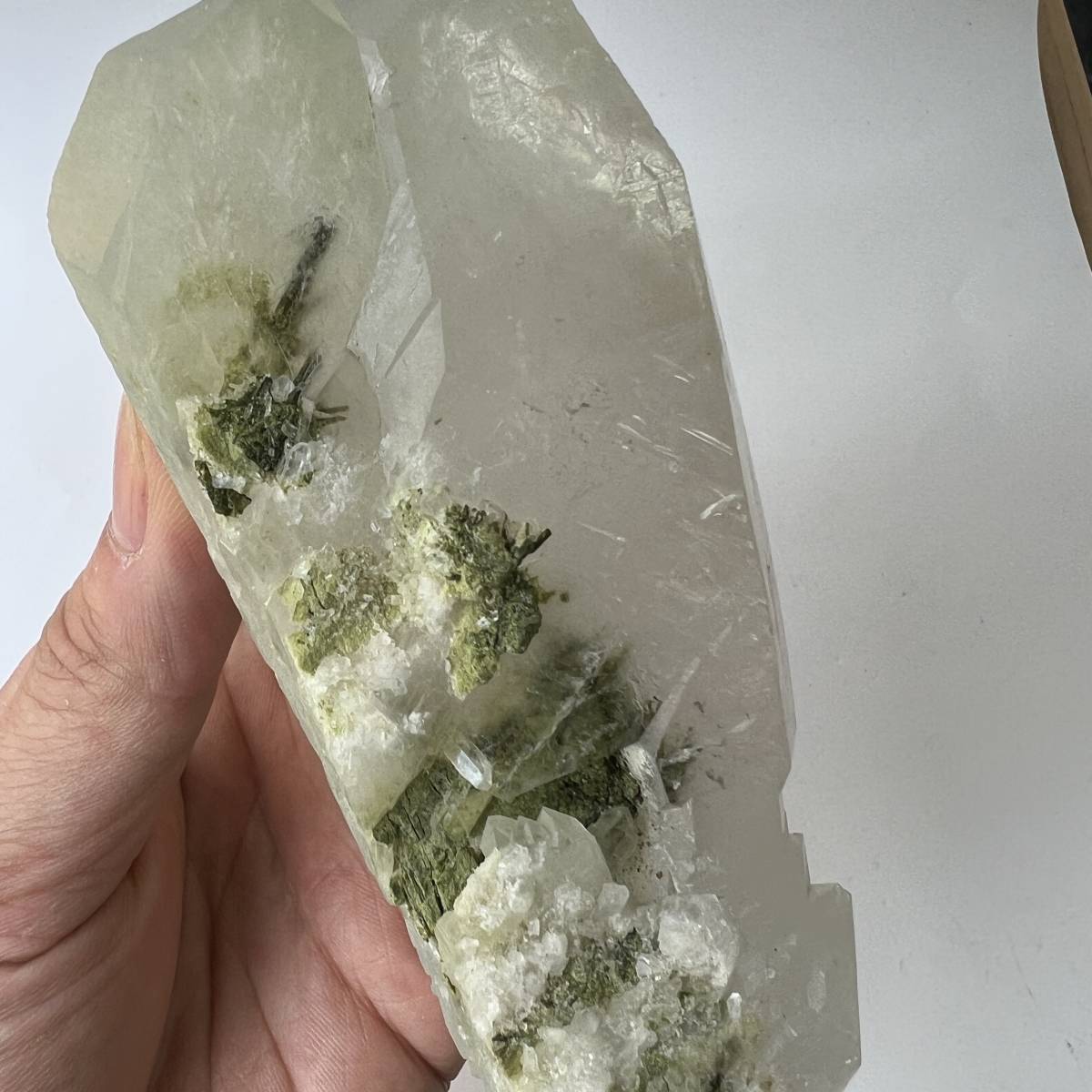 【E21150】緑簾石を伴う水晶　グリーンクォーツ　原石　エピドート　マダガスカル産_画像5
