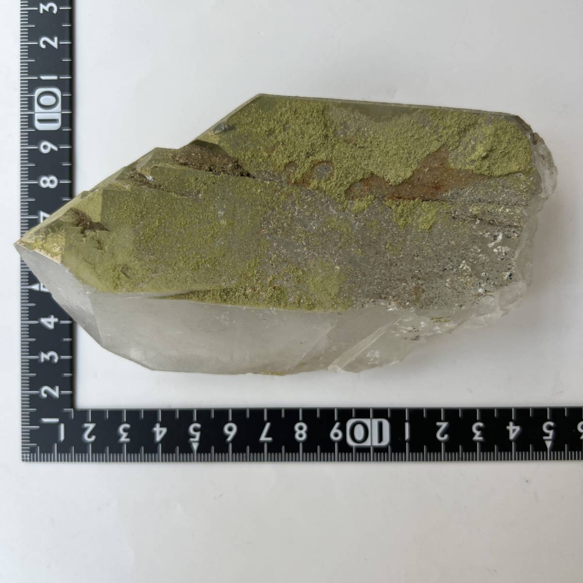 【E21148】緑簾石を伴う水晶　グリーンクォーツ　原石　エピドート　マダガスカル産_画像1