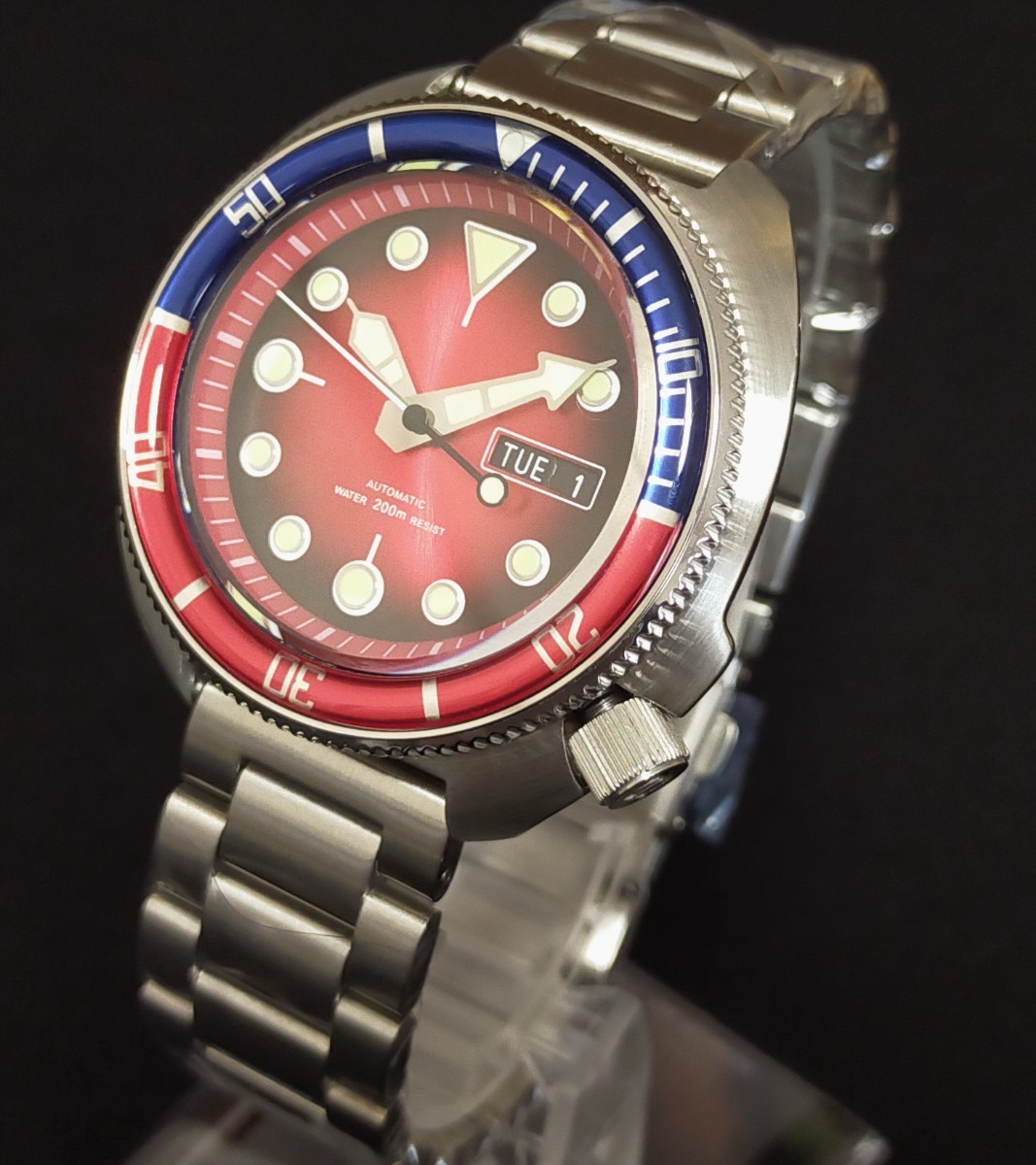 大人のdeepペプシ仕様!!【NH36搭載!!新品】karajan 防水性能200m C3スーパー発光 サファイア 316L レッドブラックグラデーション文字盤/ss