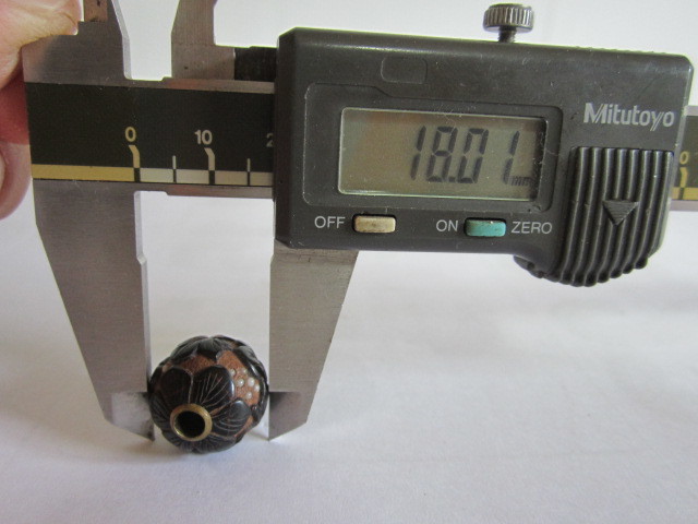 時代物 緒締玉 細工彫 金具通し 根付 印籠 煙管入れ 提げ物 -
