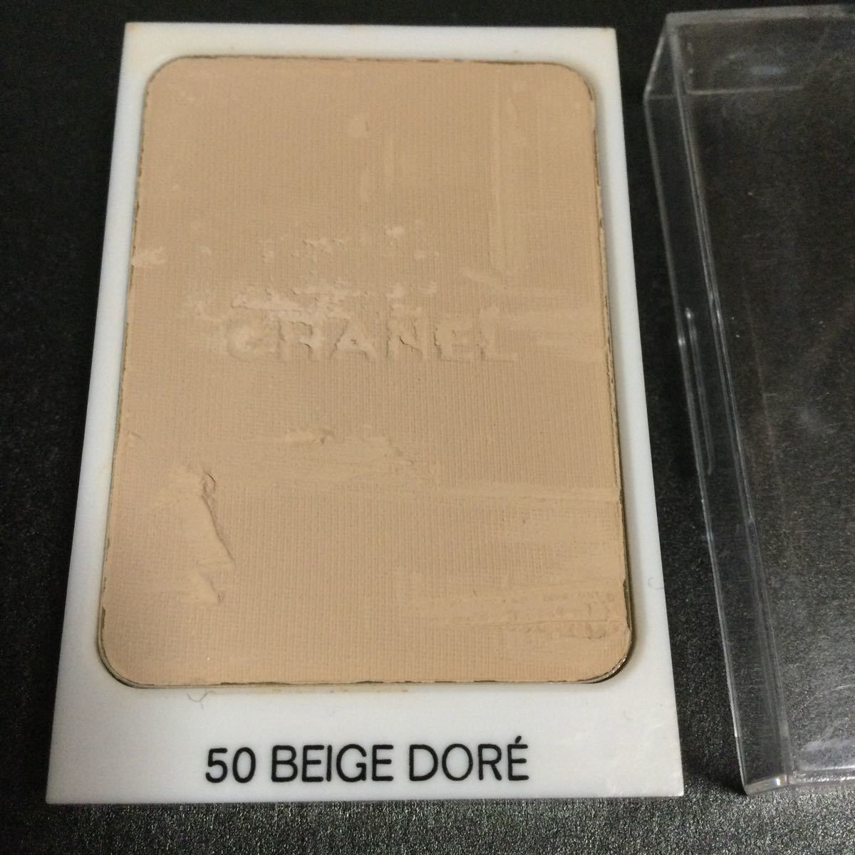  Chanel white feed n shell compact 50