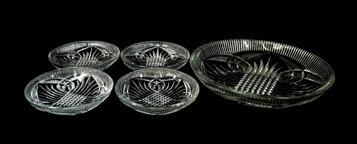 昭和ビンテージ プレスガラス ガラス食器5枚セット1960年代 小皿 直径15cm 高さ3cm 大皿 直径27cm 高さ5cm 昭和レトロ感満載の逸品 TKM506_画像1