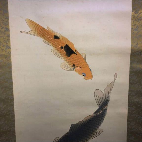 古い掛け軸 秋湖作 遊鯉 松に二双鯉 味わいのある古い掛け軸 銘 落款