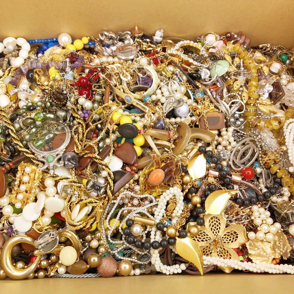大量アクセサリーまとめ売り7.9Kg ネックレス、指輪、ブローチ、リング