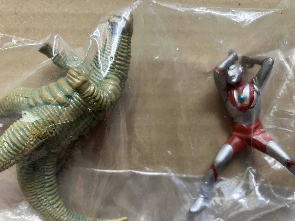 ウルトラ怪獣名鑑　　 怪獣無法地帯　　　ウルトラマン VS レッドキング　　内袋未開封品　　　送料300円〜_画像3