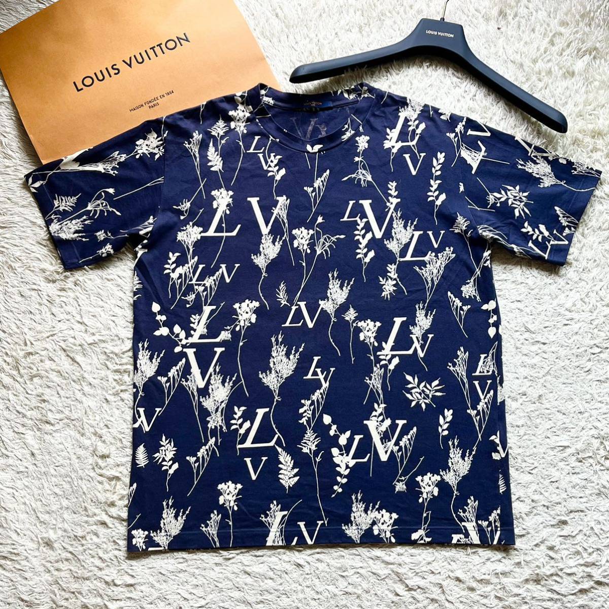 極美品○ルイヴィトン【イケてる男の輝く夏】 LOUIS VUITTON Tシャツ 極美品○ルイヴィトン【イケてる男の輝く夏】 LOUIS VUITTON Tシャツ