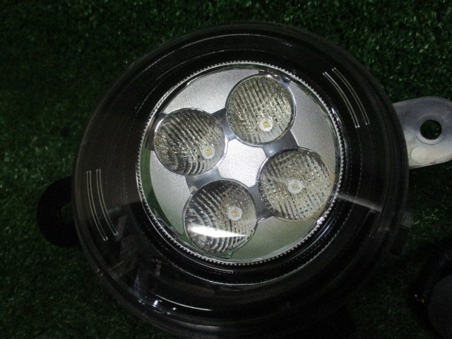 ルノー トゥインゴ 左右フォグランプ 左右セット LED T066-300 266007904_画像3