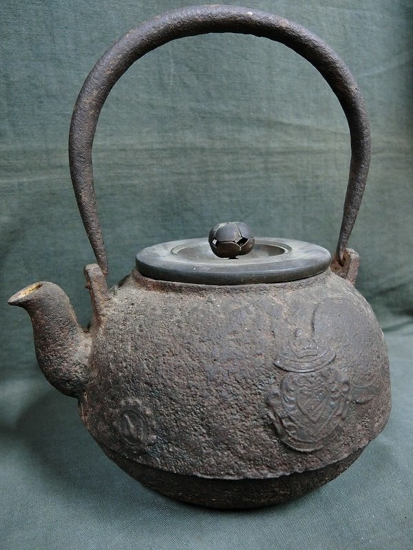 A6204 祥雲堂 浮紋章の模様 鉄瓶 龍文堂の銅蓋 計1.6kg 茶道具