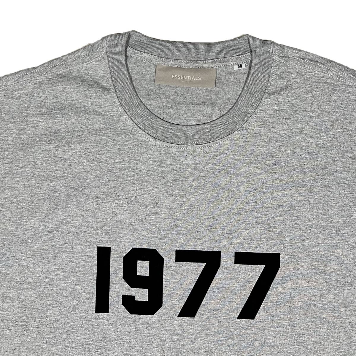 [並行輸入品] FEAR OF GOD FOG ESSETIALS エッセンシャルズ 1977 ブラックロゴ 半袖 Tシャツ (グレー) (M)