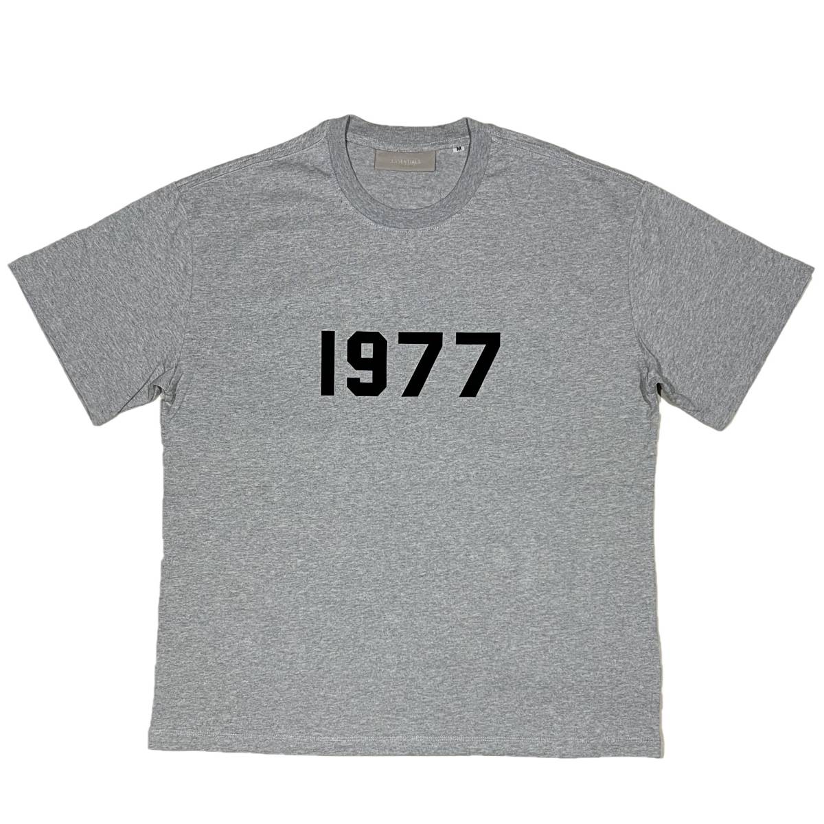 [並行輸入品] FEAR OF GOD FOG ESSETIALS エッセンシャルズ 1977 ブラックロゴ 半袖 Tシャツ (グレー) (L)_画像1