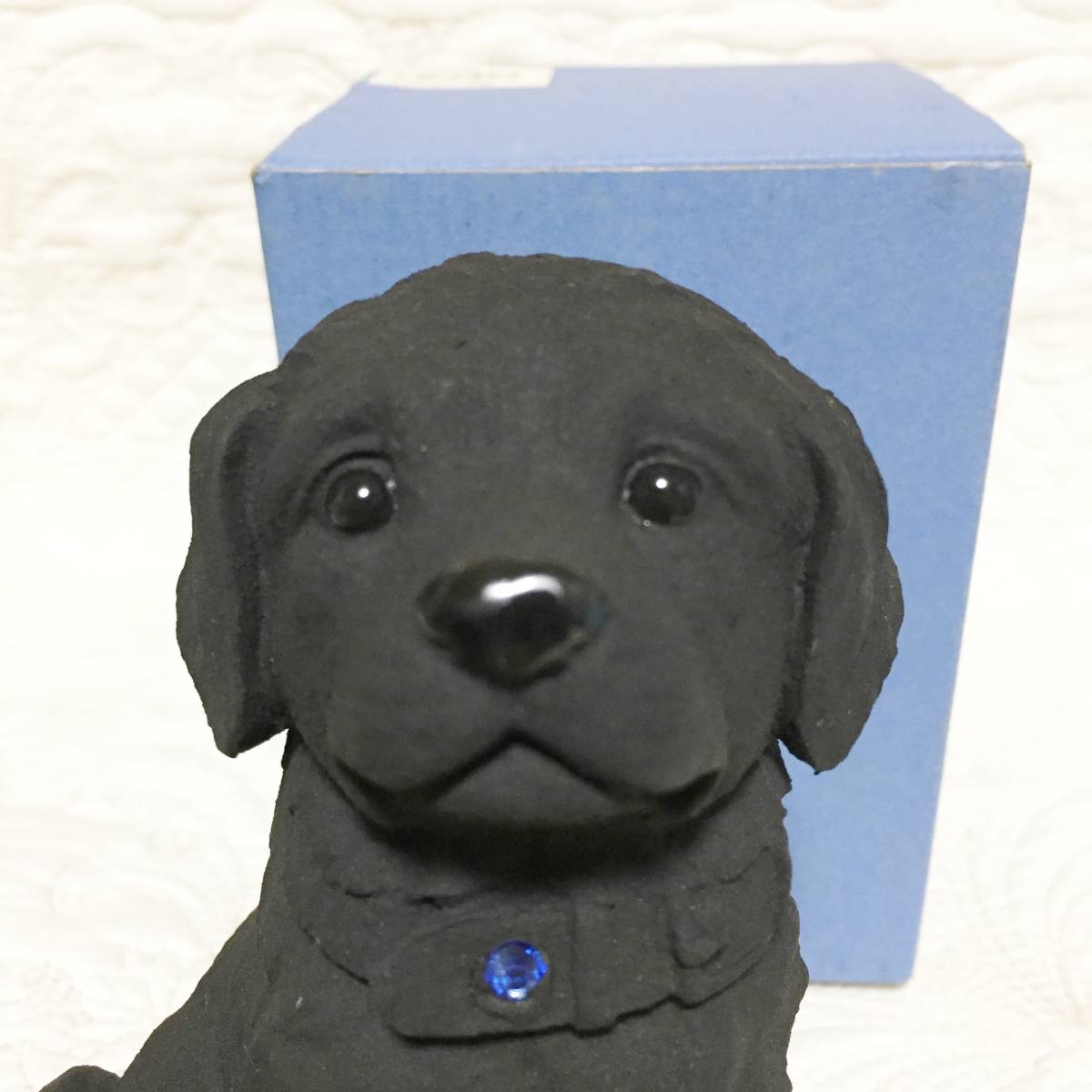 新品　箱入り　百貨店商品　インテリア　炭でできた　犬の置物_画像3