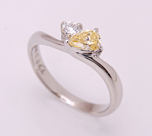 《質屋出品》Pt900★天然ダイアモンド0.344ct+0.15ctデザインリング★C-5868