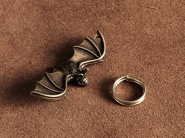  真鍮 キーホルダー（コウモリ）こうもり 蝙蝠 バット bat 吸血鬼 ブラス 金属 鋳物 ソリッド ネックレス ペンダント ブラス ゴールド_画像2