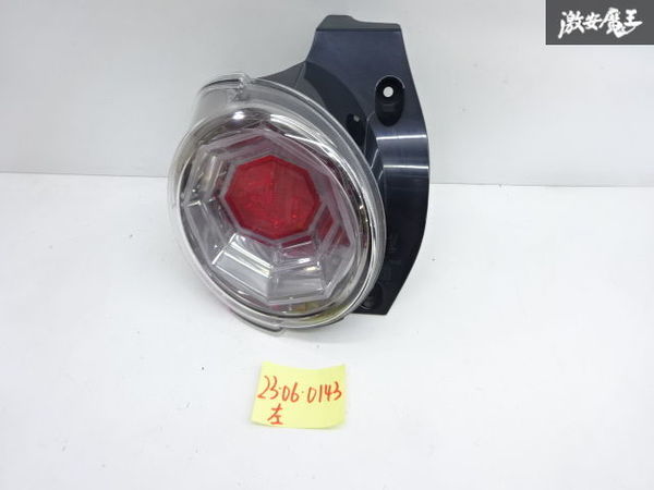 ダイハツ 純正 LA250S LA260S キャスト アクティバ LED テールライト ランプ 左 左側 助手席側 TOKAIDENSO 20519 点灯OK 訳有品 棚8-3_画像1