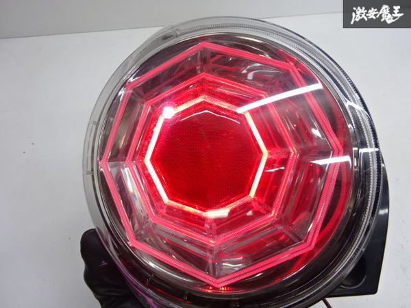 ダイハツ 純正 LA250S LA260S キャスト アクティバ LED テールライト ランプ 左 左側 助手席側 TOKAIDENSO 20519 点灯OK 訳有品 棚8-3_画像8