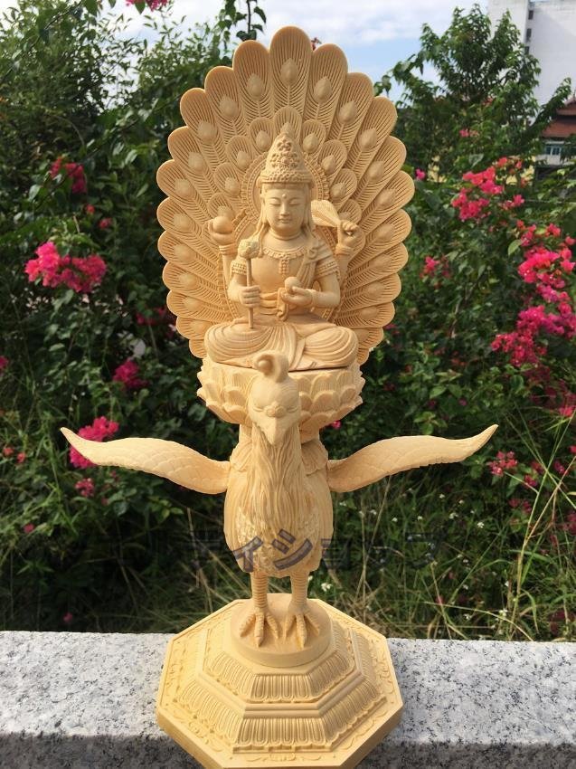 お見逃しなく！極上の木彫 仏教美術 精密彫刻 仏像 手彫り 極上品 孔雀明王座像 高さ38cm