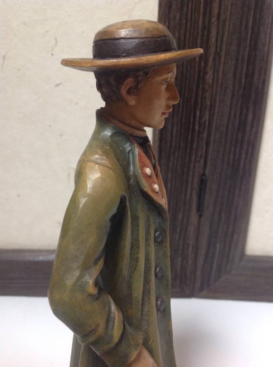 置物：木彫り【ANRI】 「紳士」　※帽子・コート・傘_画像6
