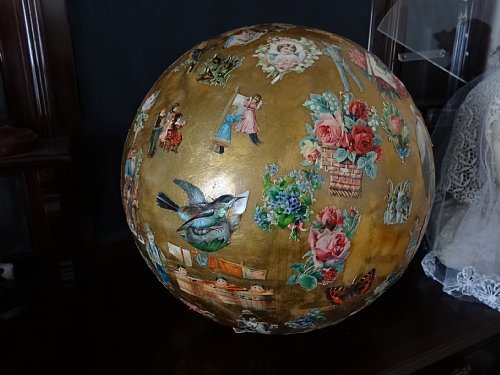 Grace ヴィンテージ フランス 1900年前 アンティークのクロモを貼ったボールのオブジェ 直径123.5cm 店舗ディスプレイ、ドールのお部屋に_画像8