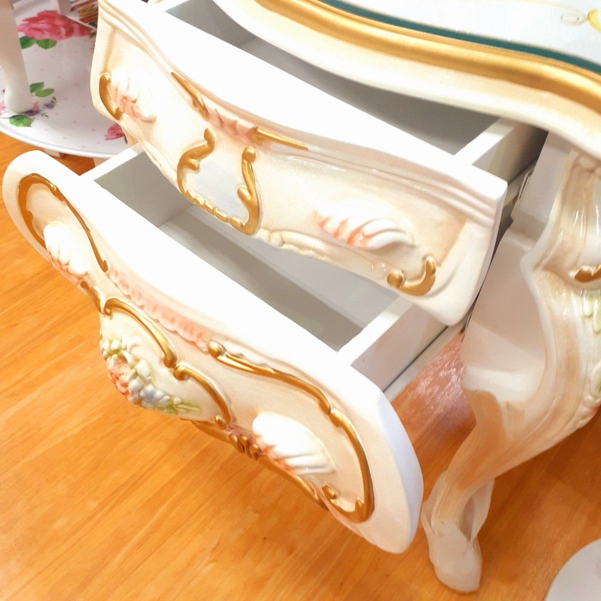 輸入家具　プリンセス　『猫足二段サイドテーブル』　手彫り彫刻　ヨーロピアン　姫系　可愛い