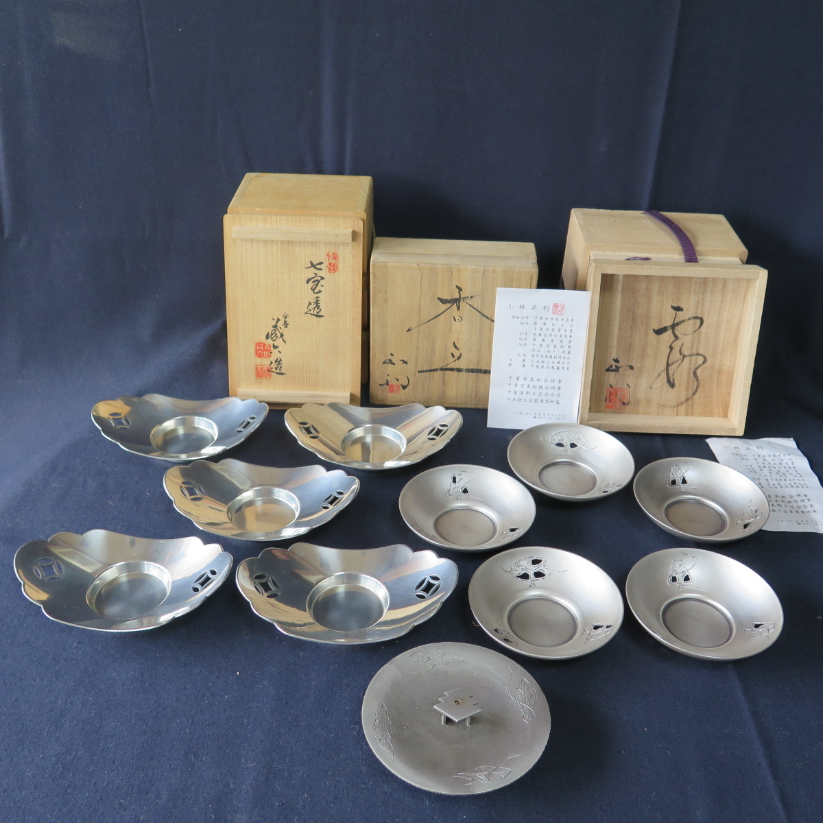 ☆骨☆【 五世平安秦蔵六純錫花形七宝透茶托】【 小林正利木立透茶托