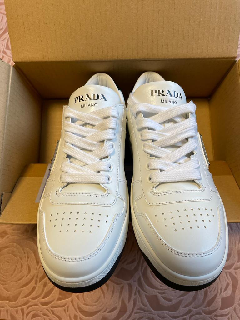 注目 PRADA プラダ ダウンタウン レザー スニーカー ホワイト 24-24.5