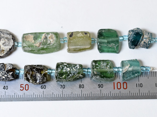 ○わくわくとんぼ玉☆古代ローマングラス薄緑色四角と三角の残欠片銀化